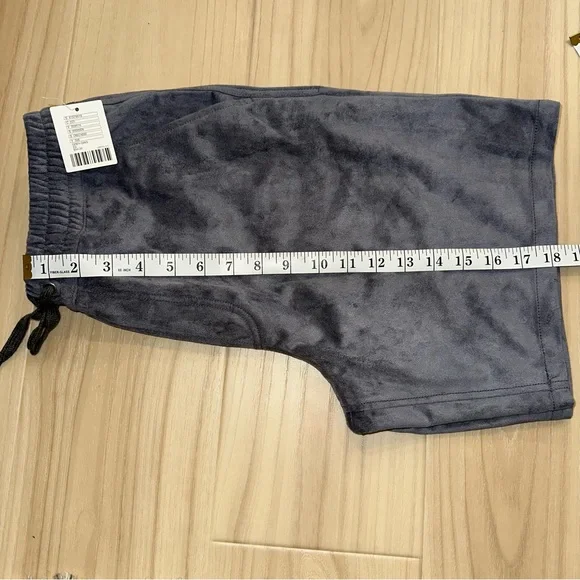 Urban outfitters faux suede shorts - Picture 4 of 7